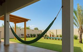 Casa com Piscina e Campo de Futebol